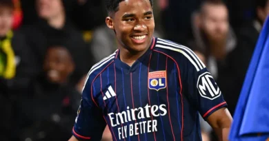 Rewrite
Lyon
vs
Lorient – Notícias e Prováveis Escalações to FRENCH: translate all country names to French and adapt team/club names to their standard French exonyms when widely used (e.g., Bayern Munich → Bayern Munich, Inter Milan → Inter Milan or Inter de Milan if commonly used in French media); otherwise keep official club names; preserve original casing; output only the transformed title.