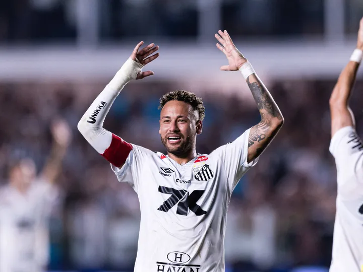 Rewrite
Santos
vs
Fluminense – Notícias e Prováveis Escalações to FRENCH: translate all country names to French and adapt team/club names to their standard French exonyms when widely used (e.g., Bayern Munich → Bayern Munich, Inter Milan → Inter Milan or Inter de Milan if commonly used in French media); otherwise keep official club names; preserve original casing; output only the transformed title.